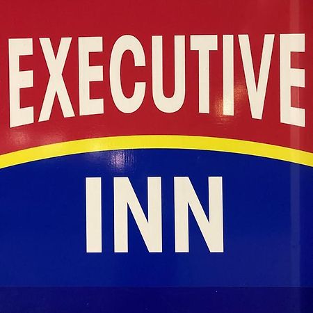 Executive Inn McPherson Buitenkant foto