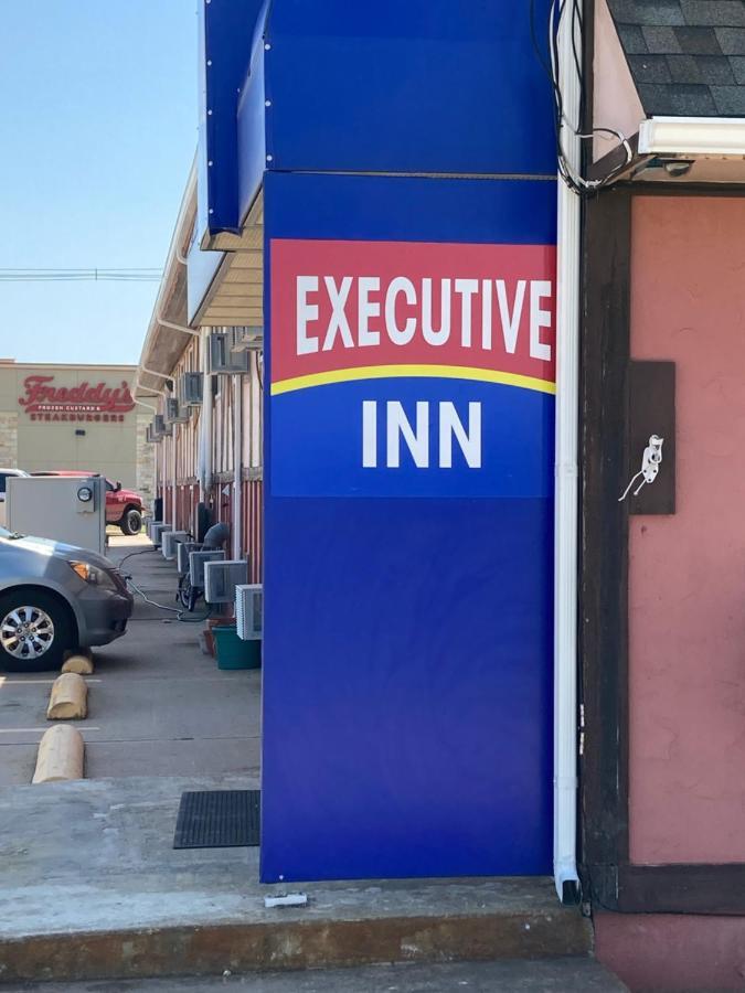 Executive Inn McPherson Buitenkant foto