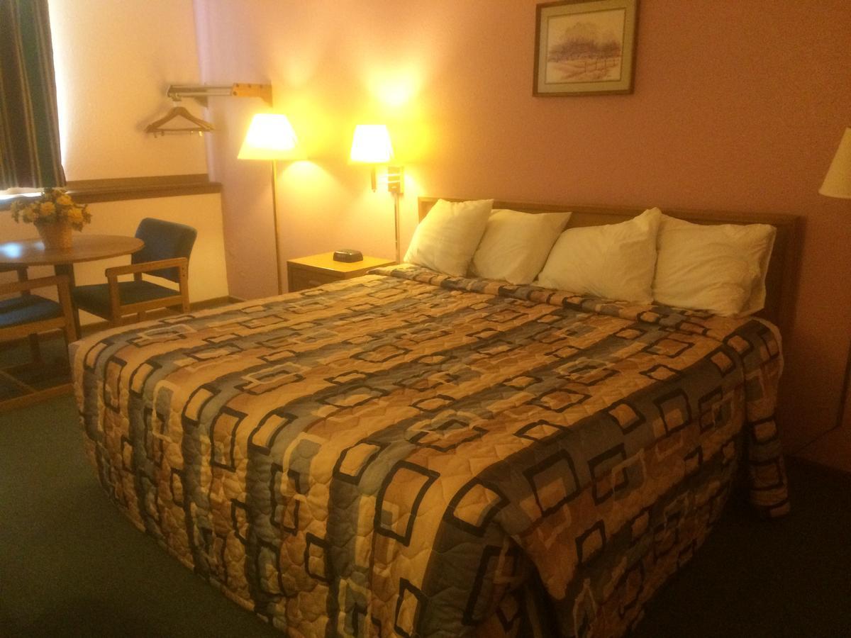 Executive Inn McPherson Buitenkant foto