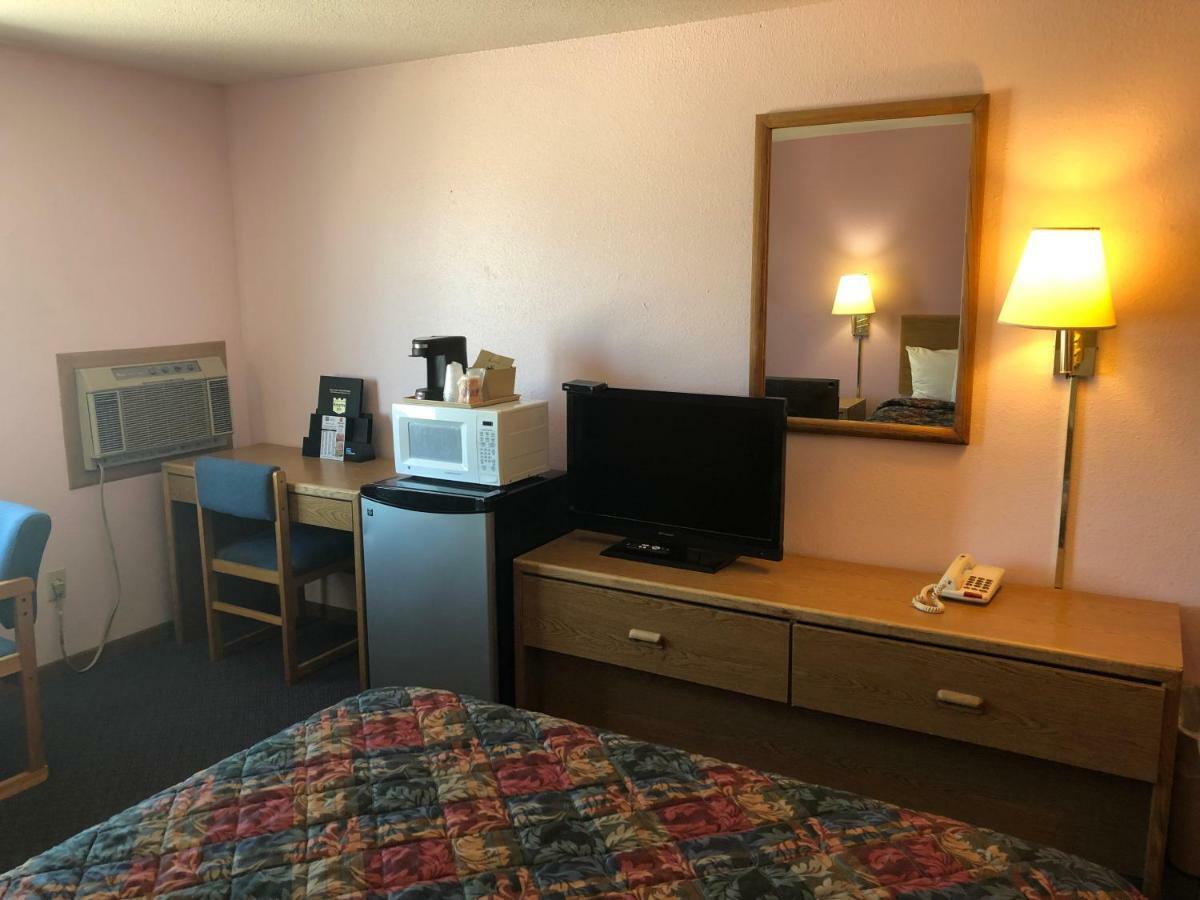 Executive Inn McPherson Buitenkant foto